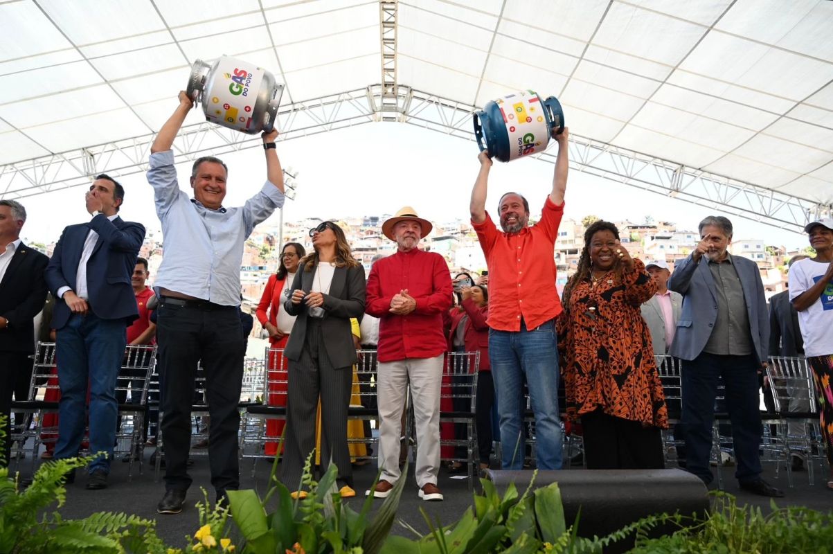 Lula e Alexandre Silveira lançam em BH programa Gás do Povo com botijão gratuito