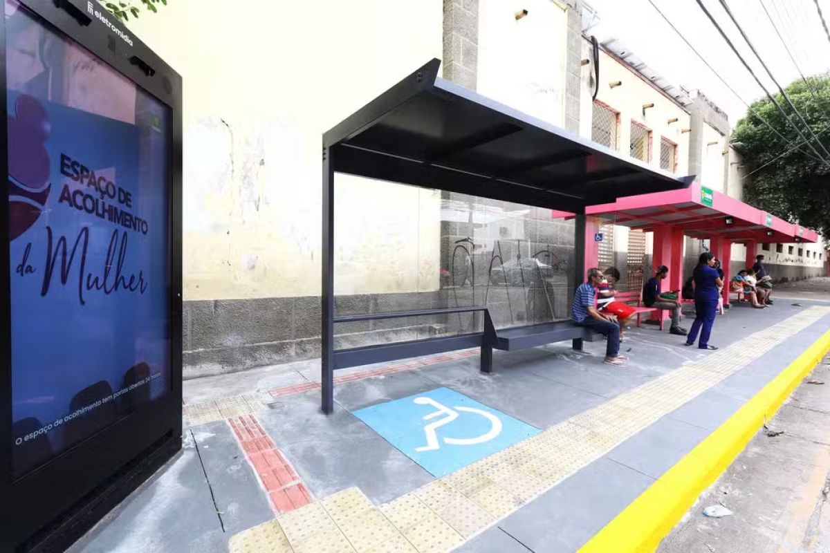 Prefeito de Santos veta projeto de totens digitais de apoio a mulheres em pontos de ônibus