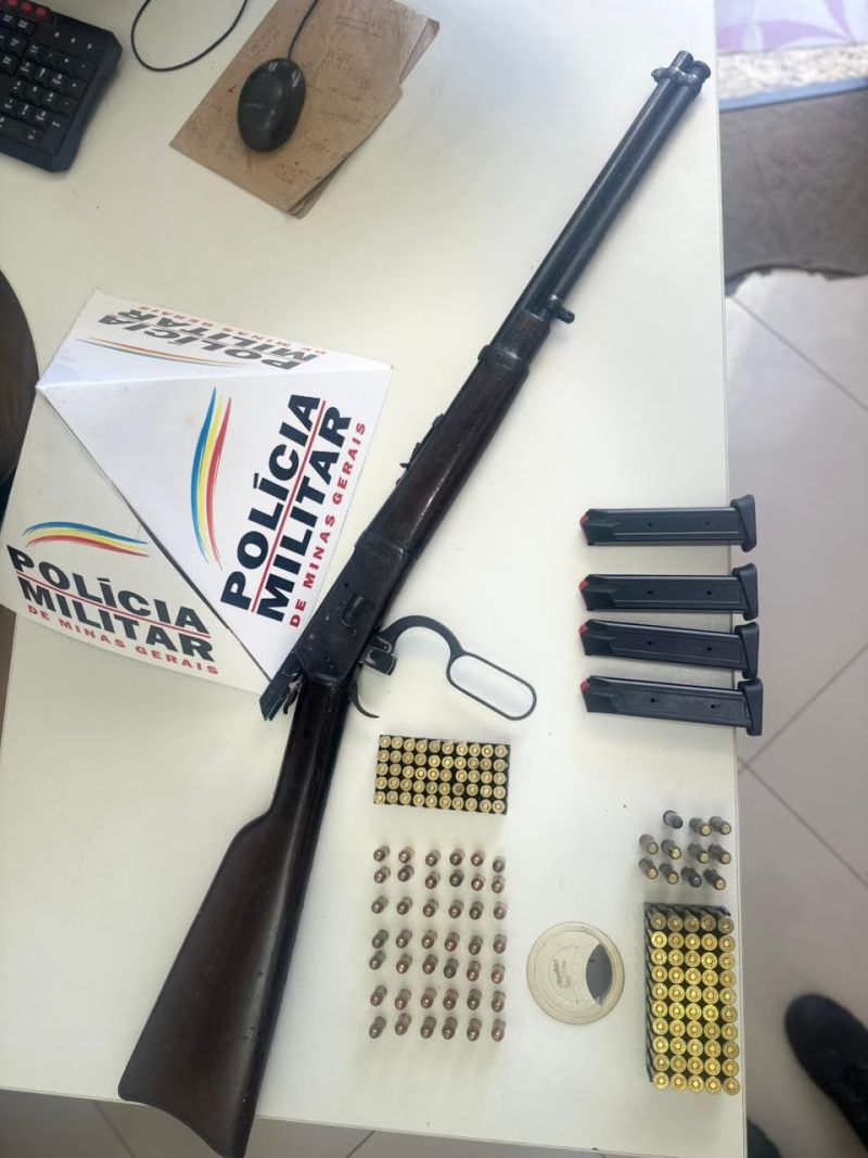  Casal é preso por posse ilegal de armas e munições em Iapu