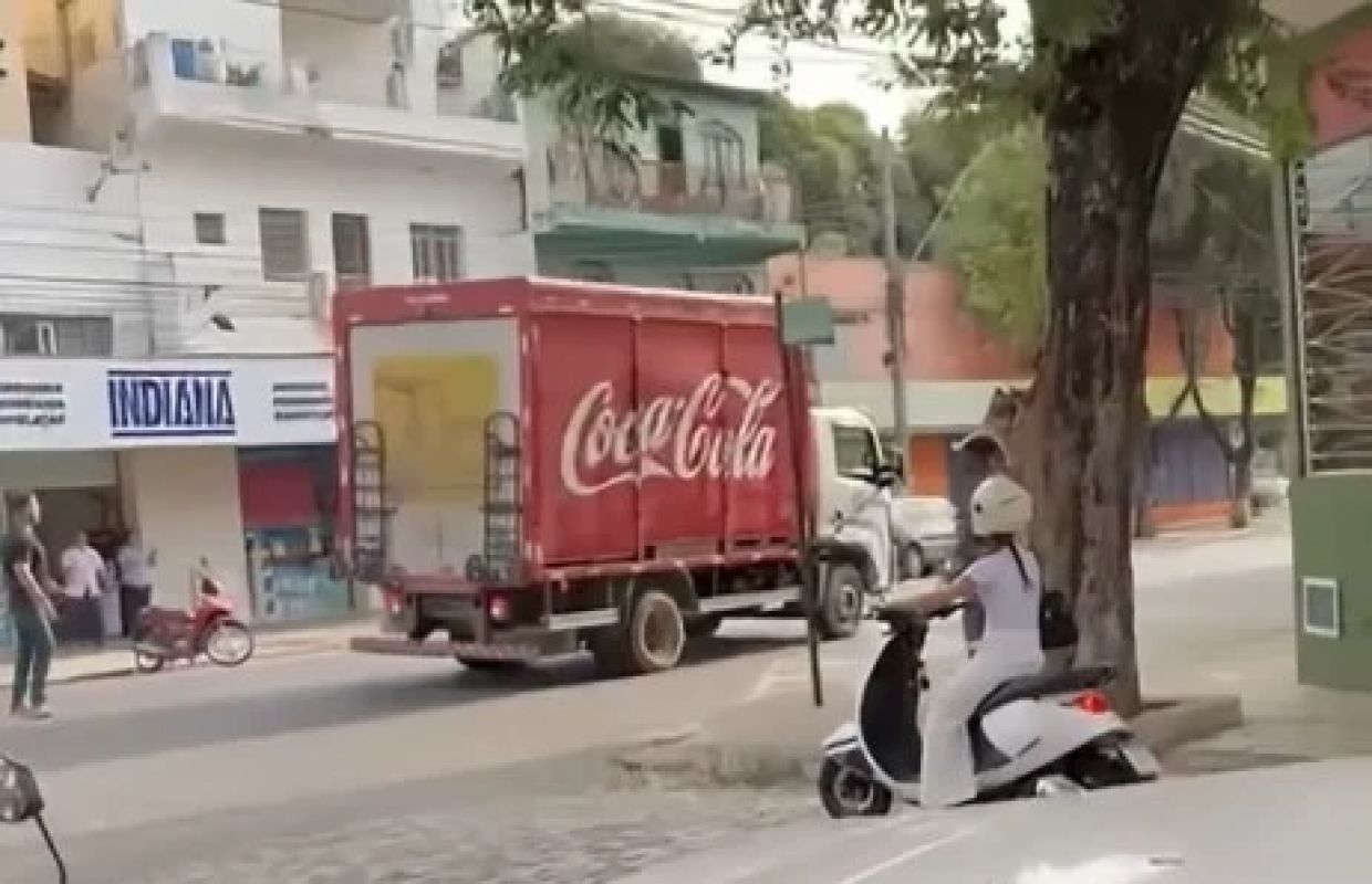 Motorista de caminhão da Coca-Cola causa confusão e bate de propósito em carro em Governador Valadares