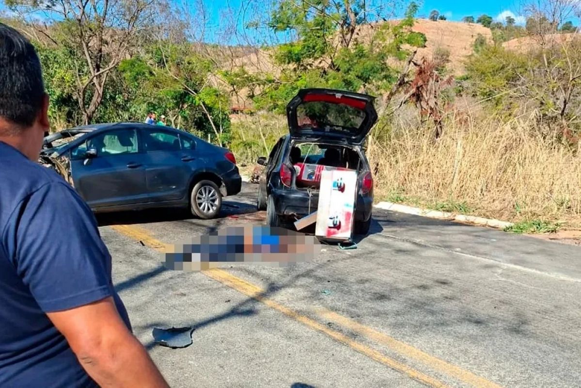 Acidente entre três carros deixa dois mortos e quatro feridos na BR-116, em MG