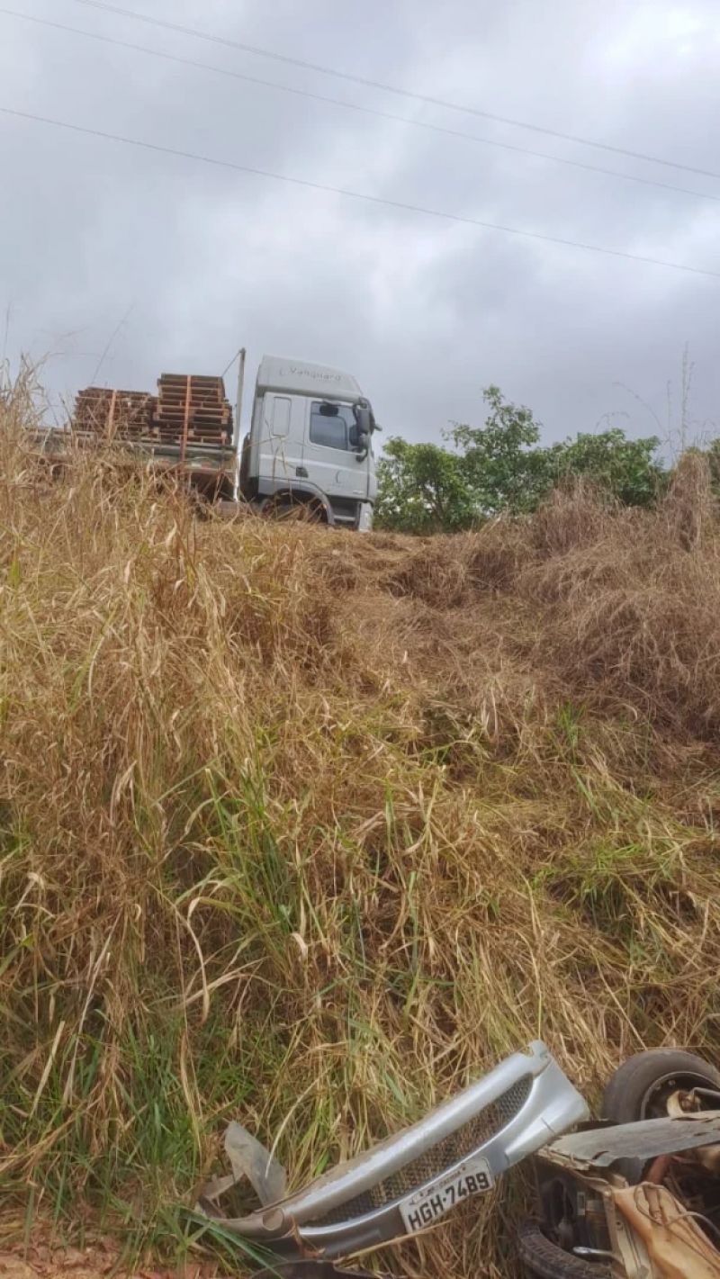 Carro que saiu de Timóteo capota após colisão e deixa idoso ferido em Nova Era