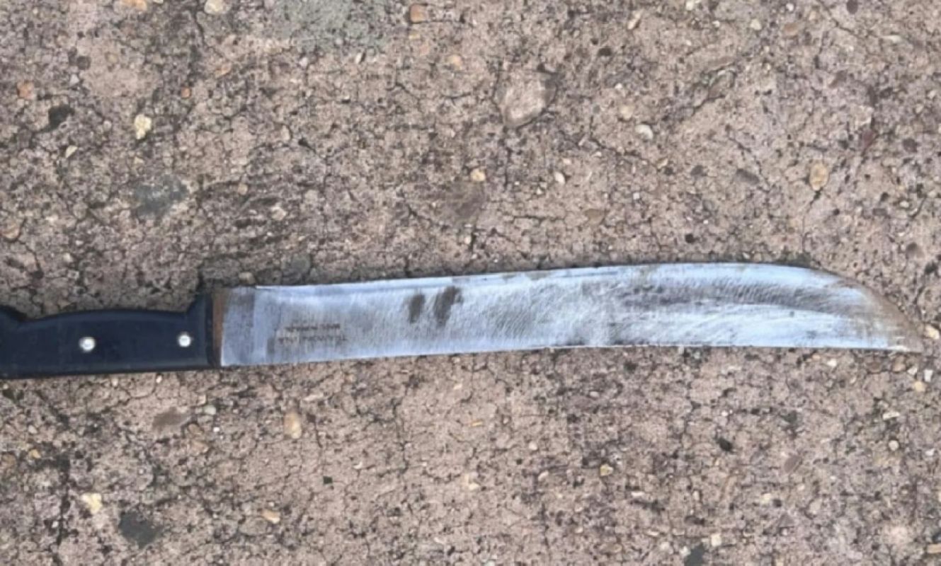 Homem é preso após agredir companheira e ameaçá-la com facão por ciúmes em MG