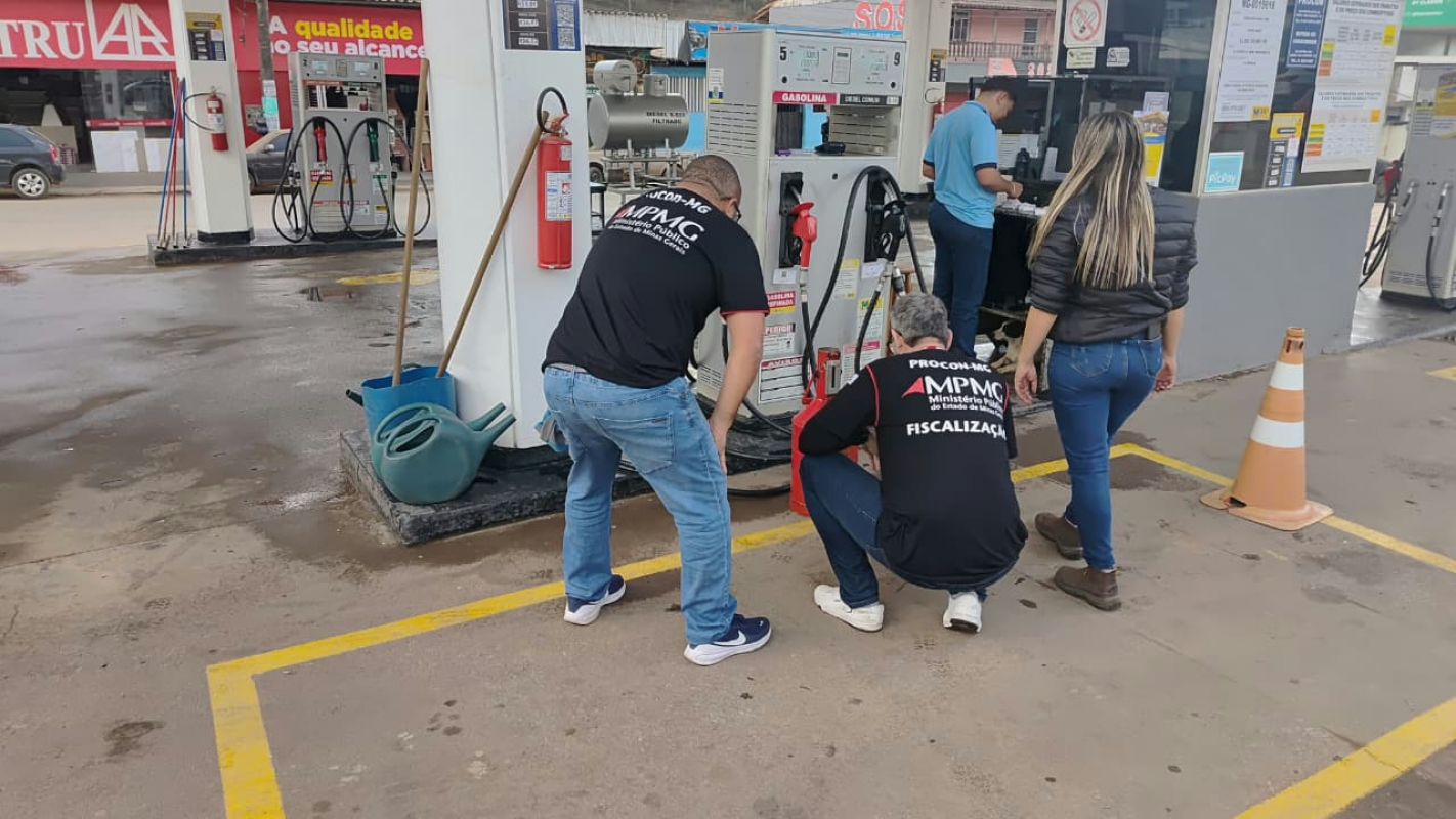 Procon-MPMG autua 15 postos e interdita três bicos de abastecimento em Minas Gerais