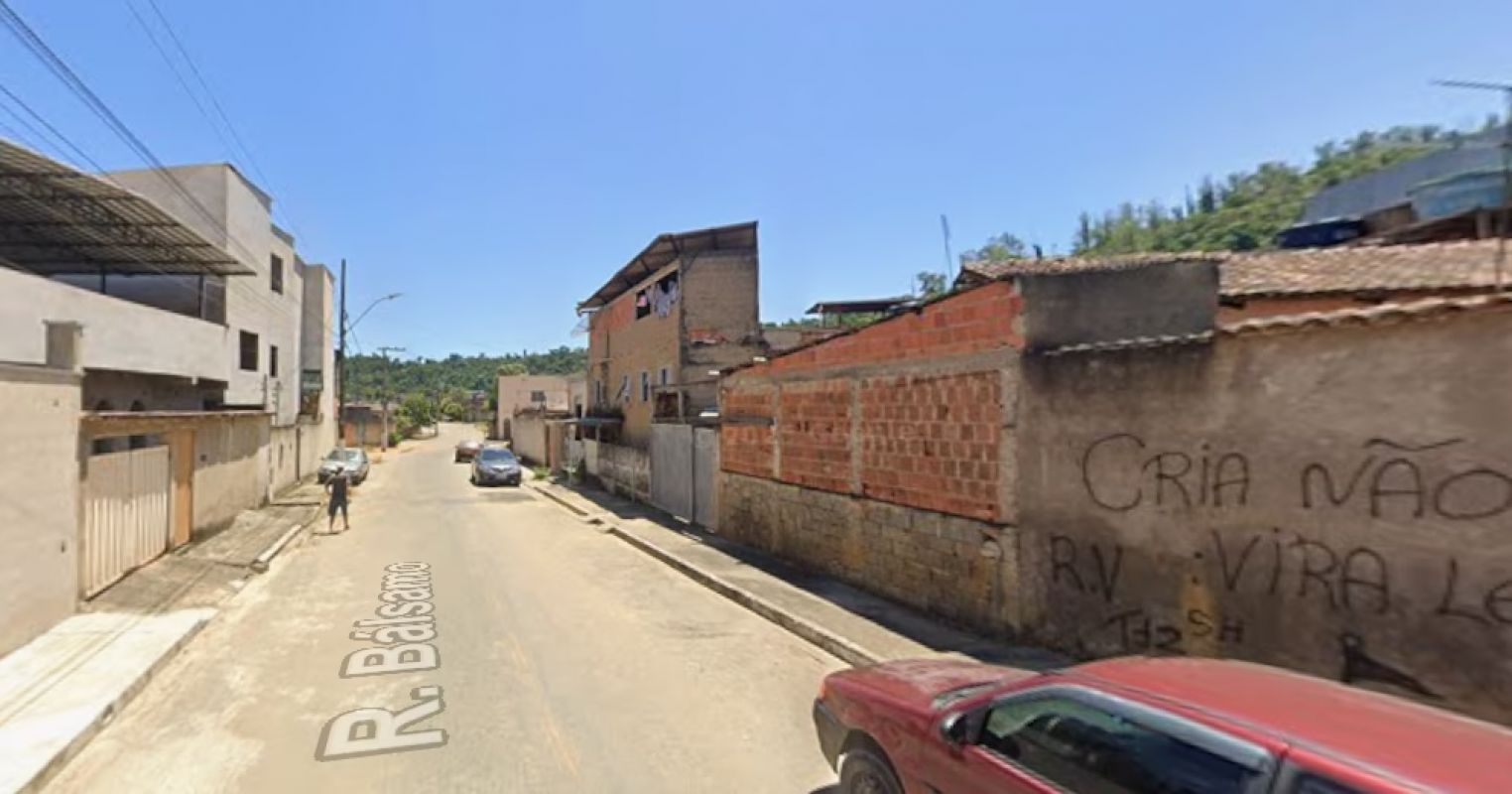 Adolescente pula em residência para fugir da PM e moradores são presos por tráfico de drogas em Timóteo