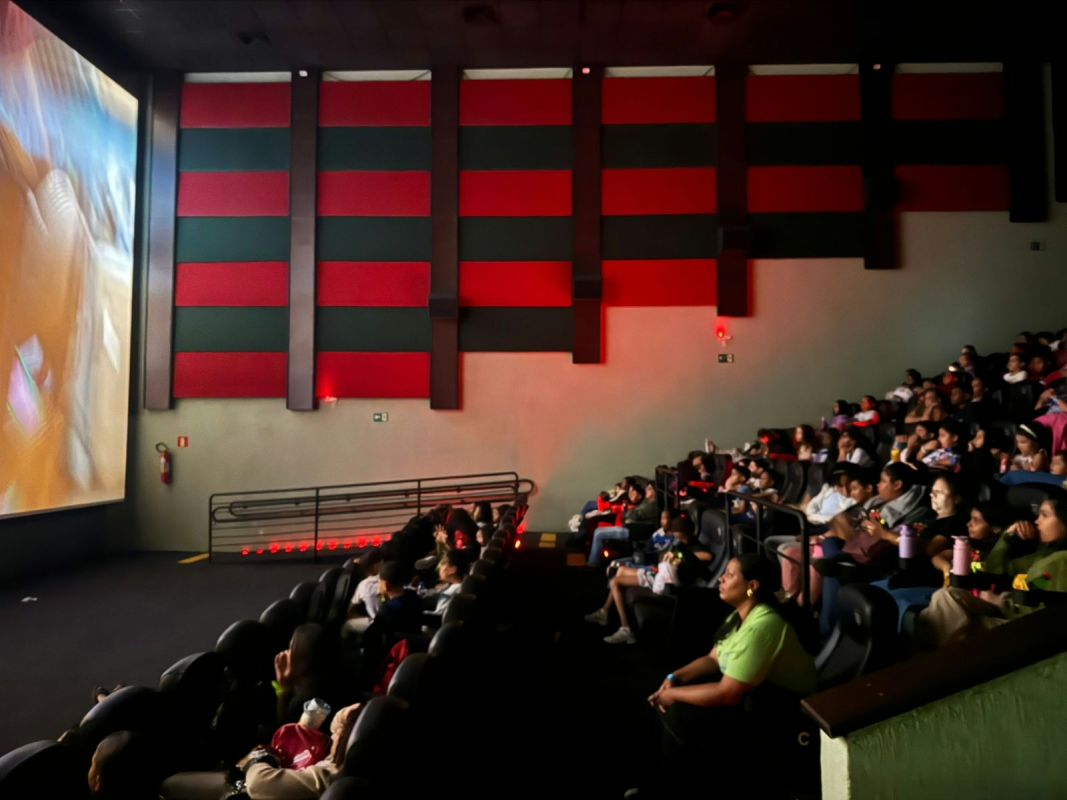 Sessão especial de cinema reúne cerca de 190 crianças e famílias durante festival do Instituto Ideias 