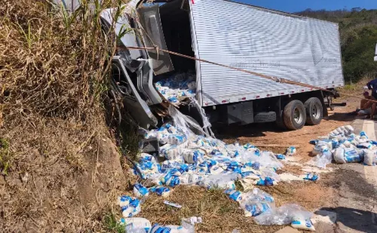 carreta tomba na BR-381 próximo a Ipatinga