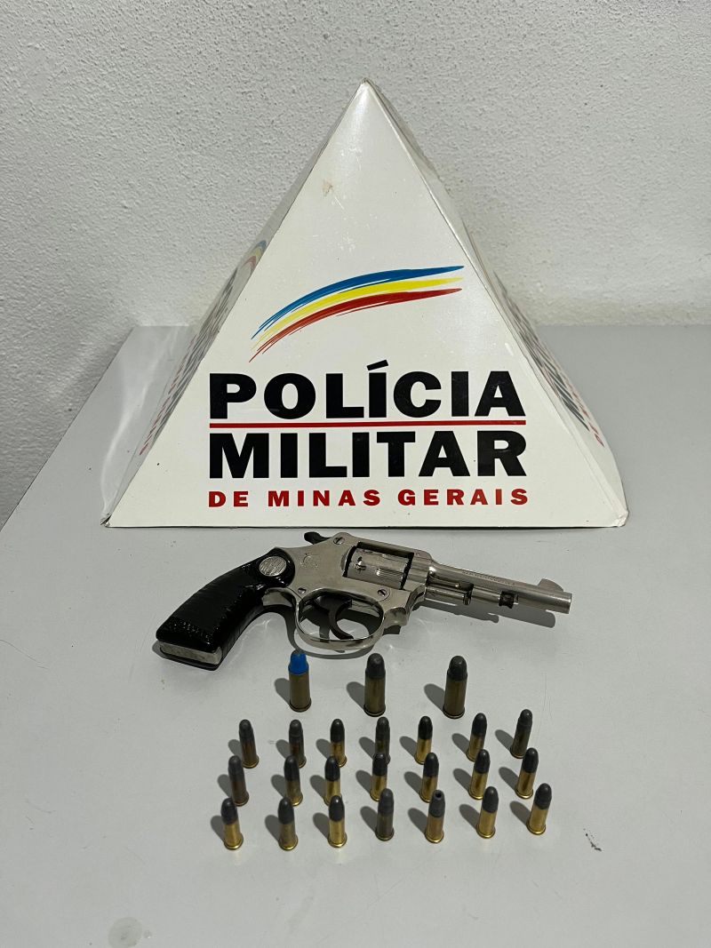 PM apreende revólver e cocaína durante busca em casa em Iapu