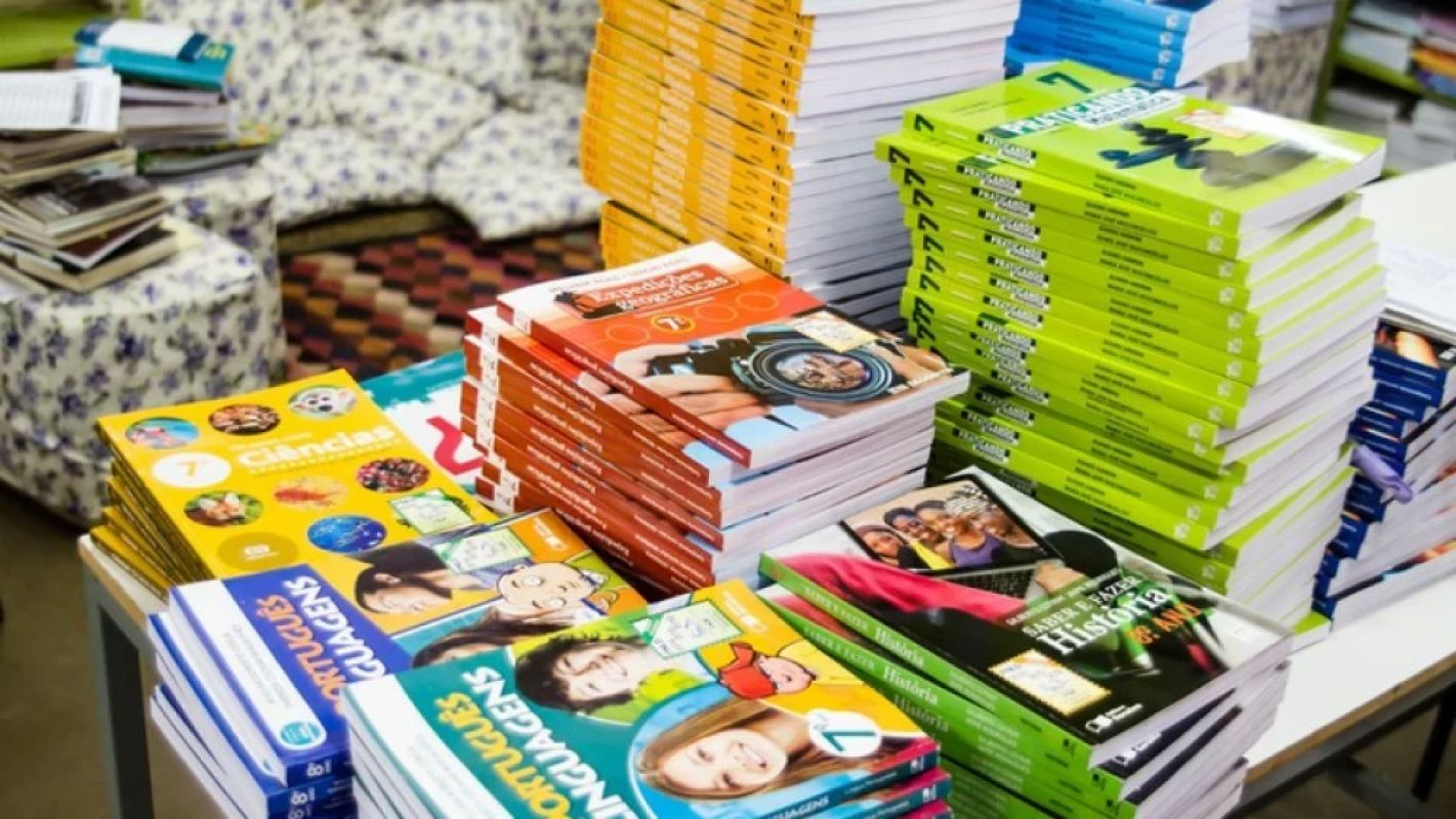 Demora do MEC na compra de livros pode comprometer ano letivo de 2026