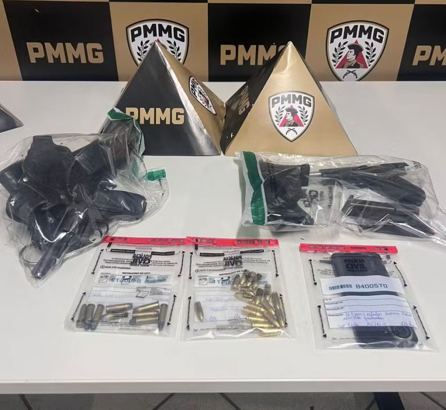 Homem que denunciou tiroteio acaba preso com arsenal escondido em casa em Governador Valadares