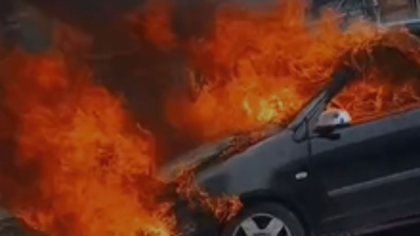 Carro é destruído por incêndio após pane em motor em Coronel Fabriciano