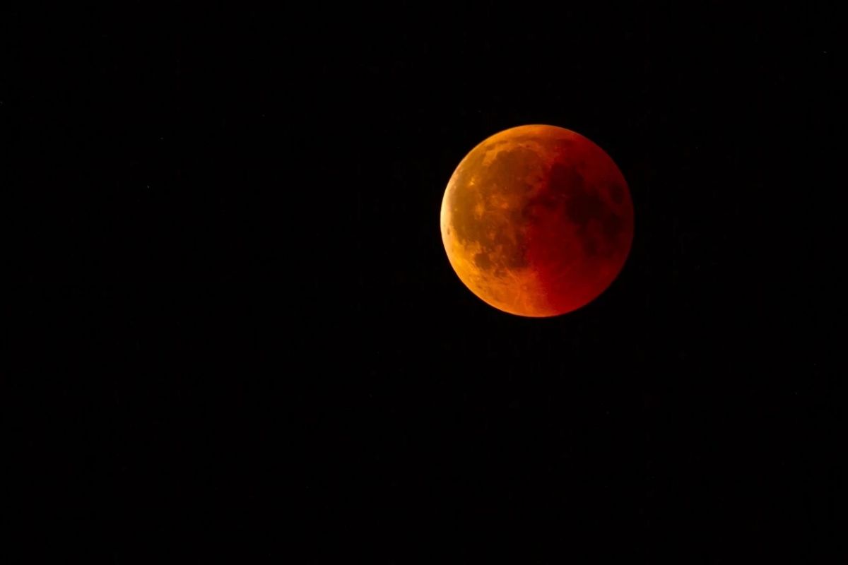 Eclipse lunar mais intenso desde 2022 ocorrerá neste domingo