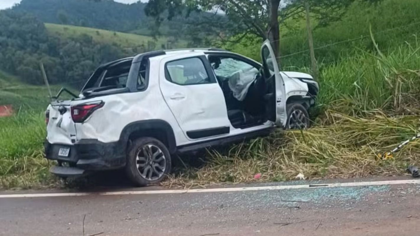  Homem morre após carro capotar em curva da AMG-4025, em Ubaporanga