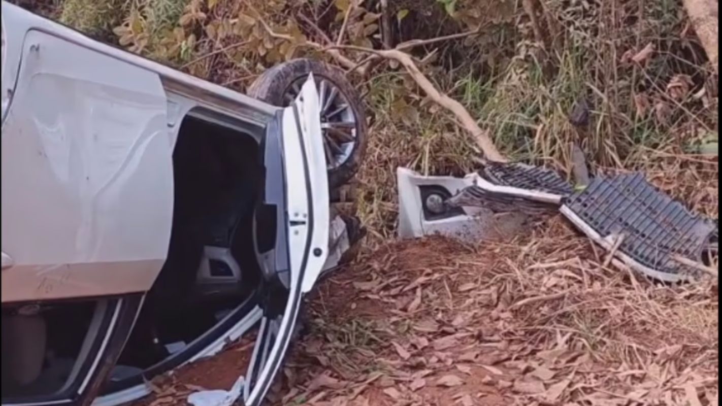 Carro capota na descida da Serra dos Cocais, em Coronel Fabriciano, após Festival de Inverno