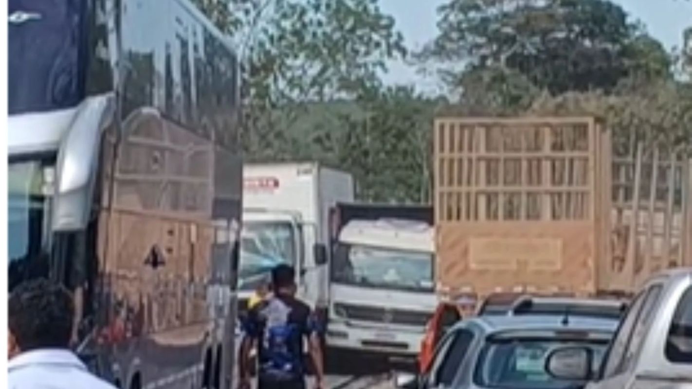 Vídeo: acidente entre caminhões interdita BR-381 próximo à Cenibra