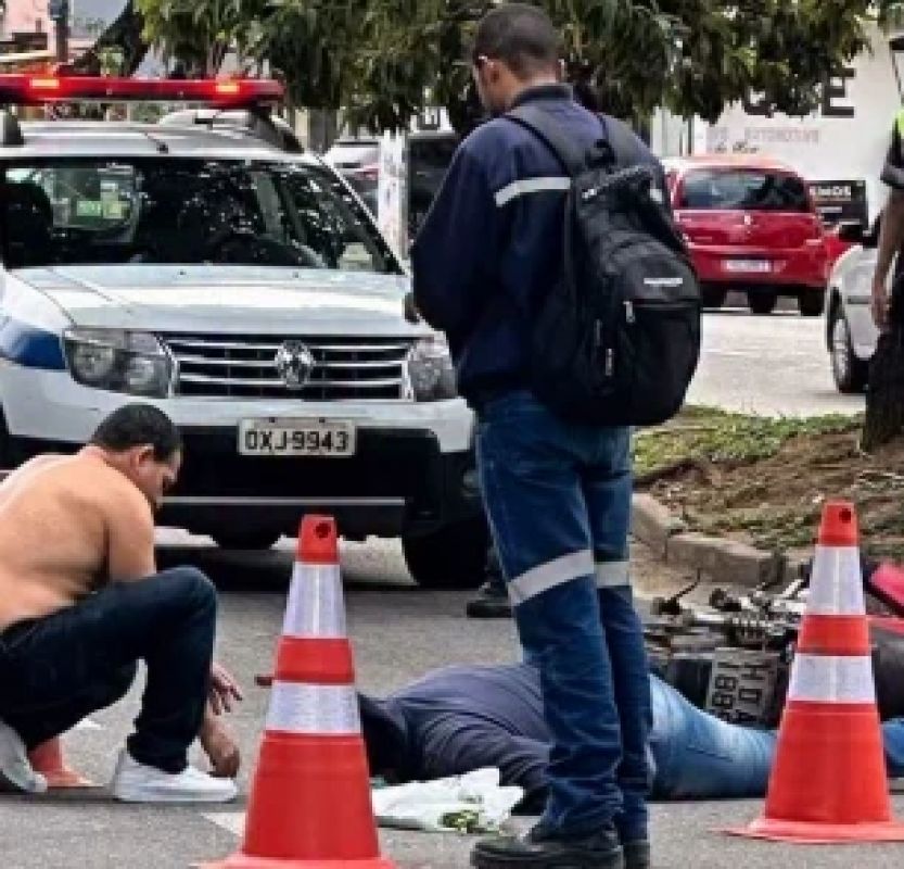 Motociclista sofre queda e capacete se solta durante acidente em Timóteo