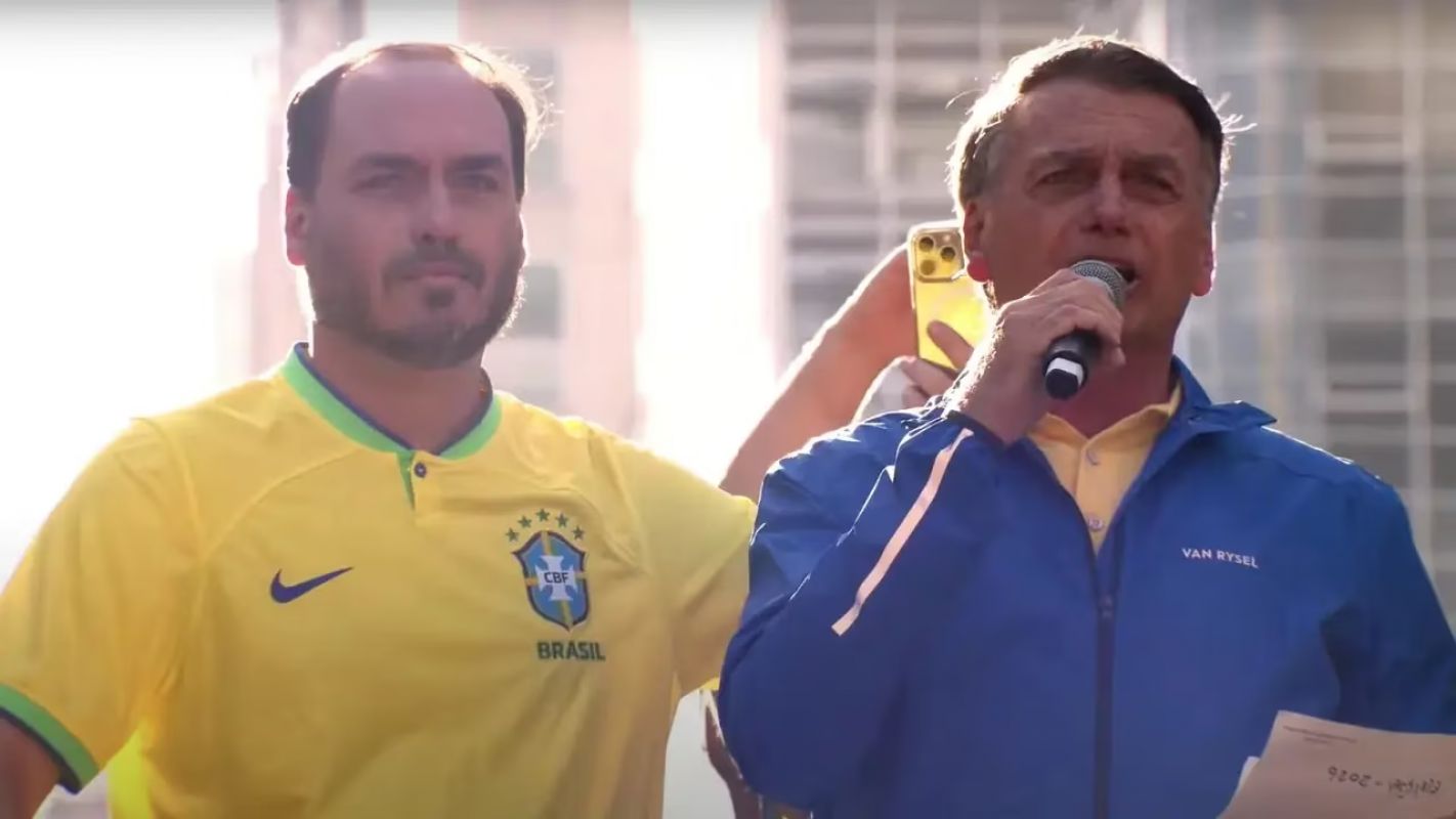 Carlos Bolsonaro critica Justiça ao comparar liberdade de empresário com prisão de Jair Bolsonaro