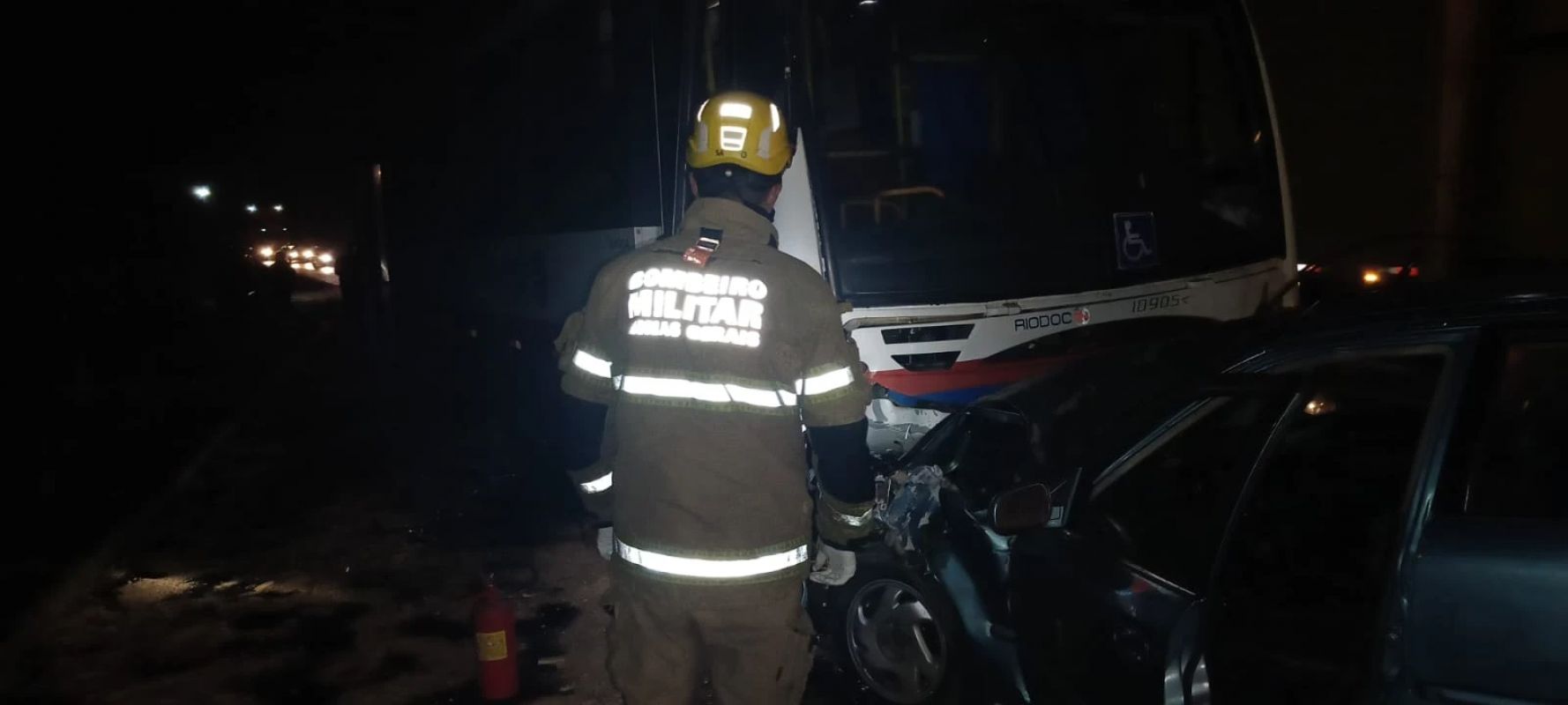 Colisão entre carro e ônibus deixa jovem gravemente ferido na BR-262, em Manhuaçu