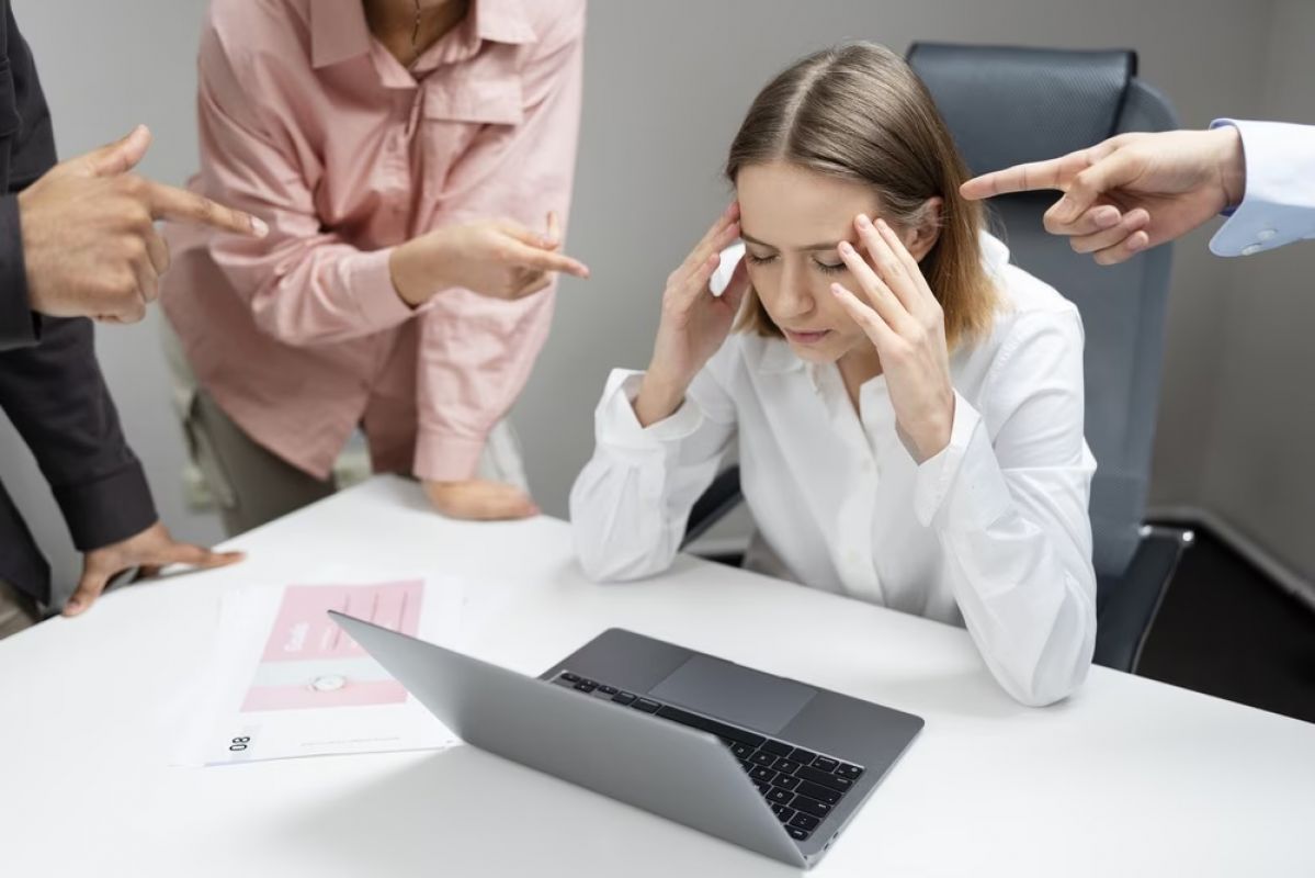 Assédio moral no trabalho tem aumento expressivo em 2025; especialistas orientam como denunciar