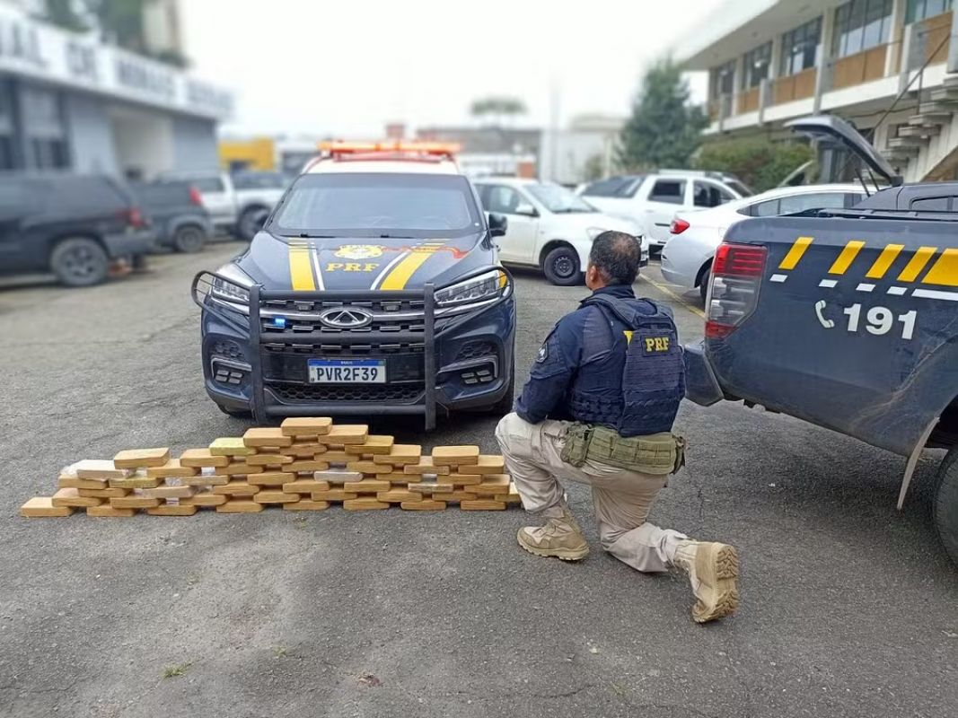 PRF prende homem com 50 kg de pasta base de cocaína em caminhonete na BR-040, em Juiz de Fora