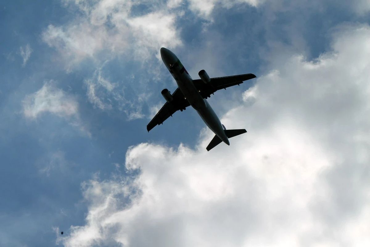 Agentes federais prendem piloto após pouso de voo nos EUA