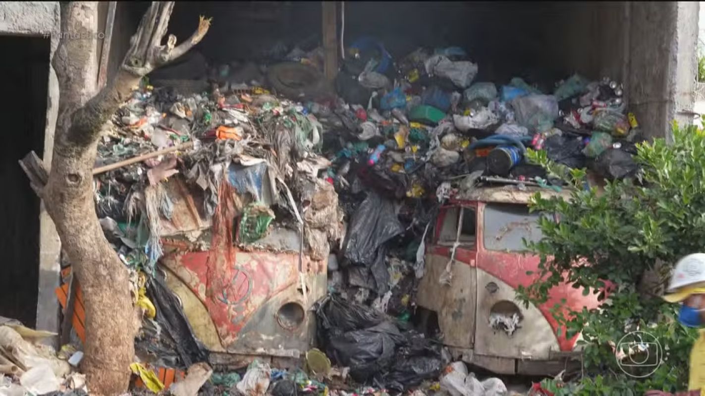 Catadora de recicláveis ganha ajuda para retirar toneladas de lixo que acumulou em casa durante 20 anos; veja antes e depois