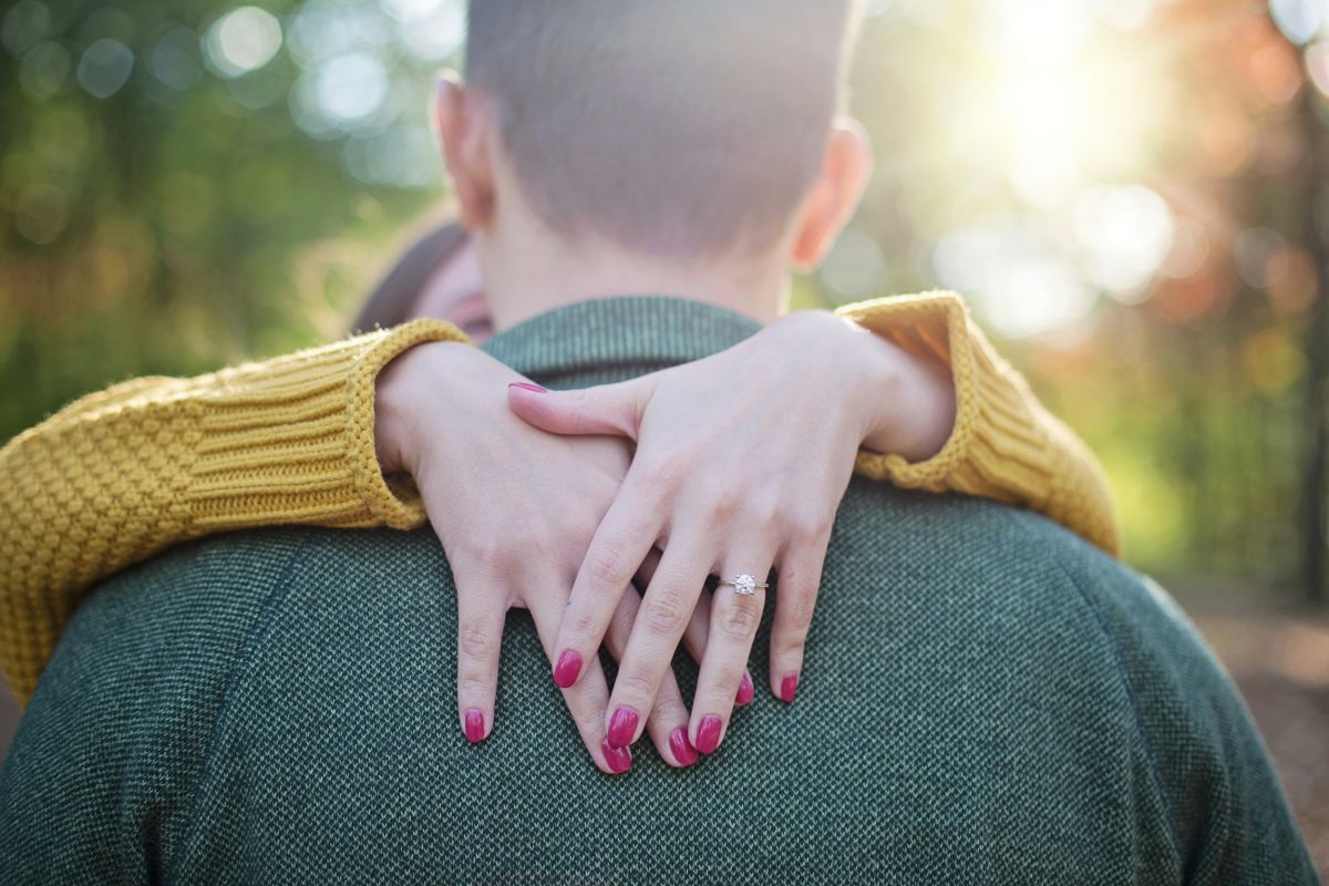 Relações com mulher mais velha ainda geram incômodo e expõem preconceitos sociais