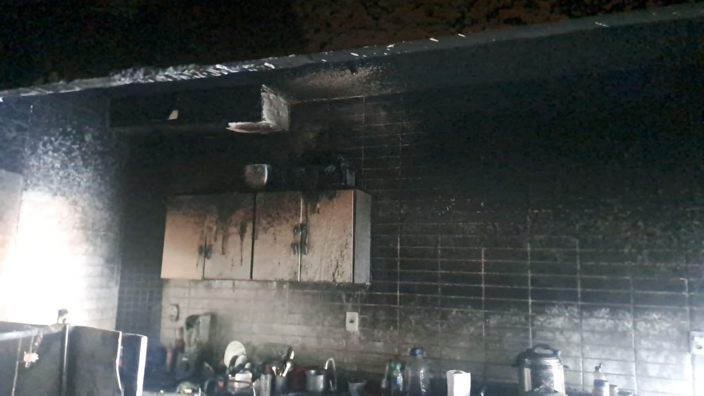 Bombeiros combatem incêndio em apartamento no bairro Caravelas, em Ipatinga