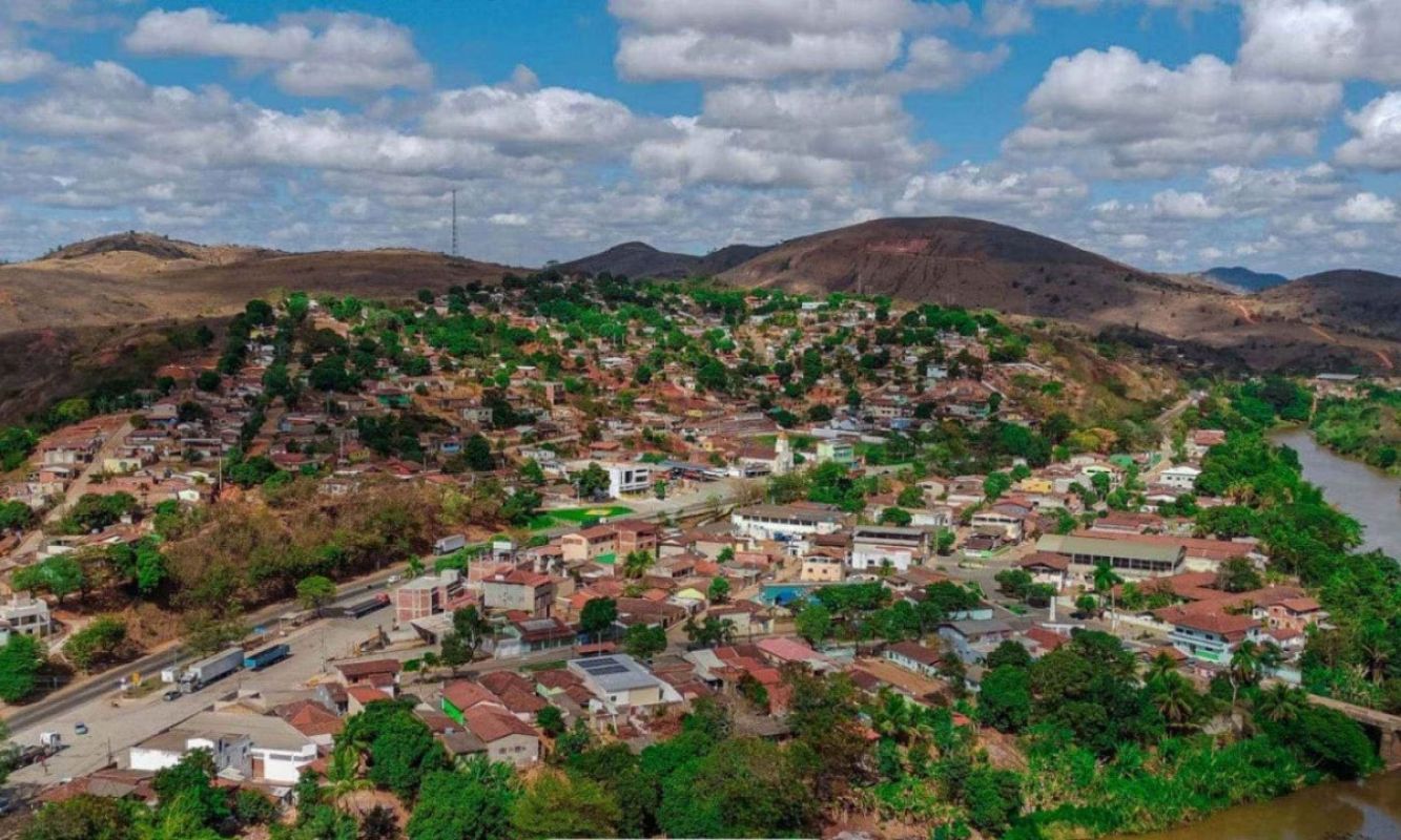 Menina de 3 anos entra na casa de vizinho e morre afogada em piscina em MG