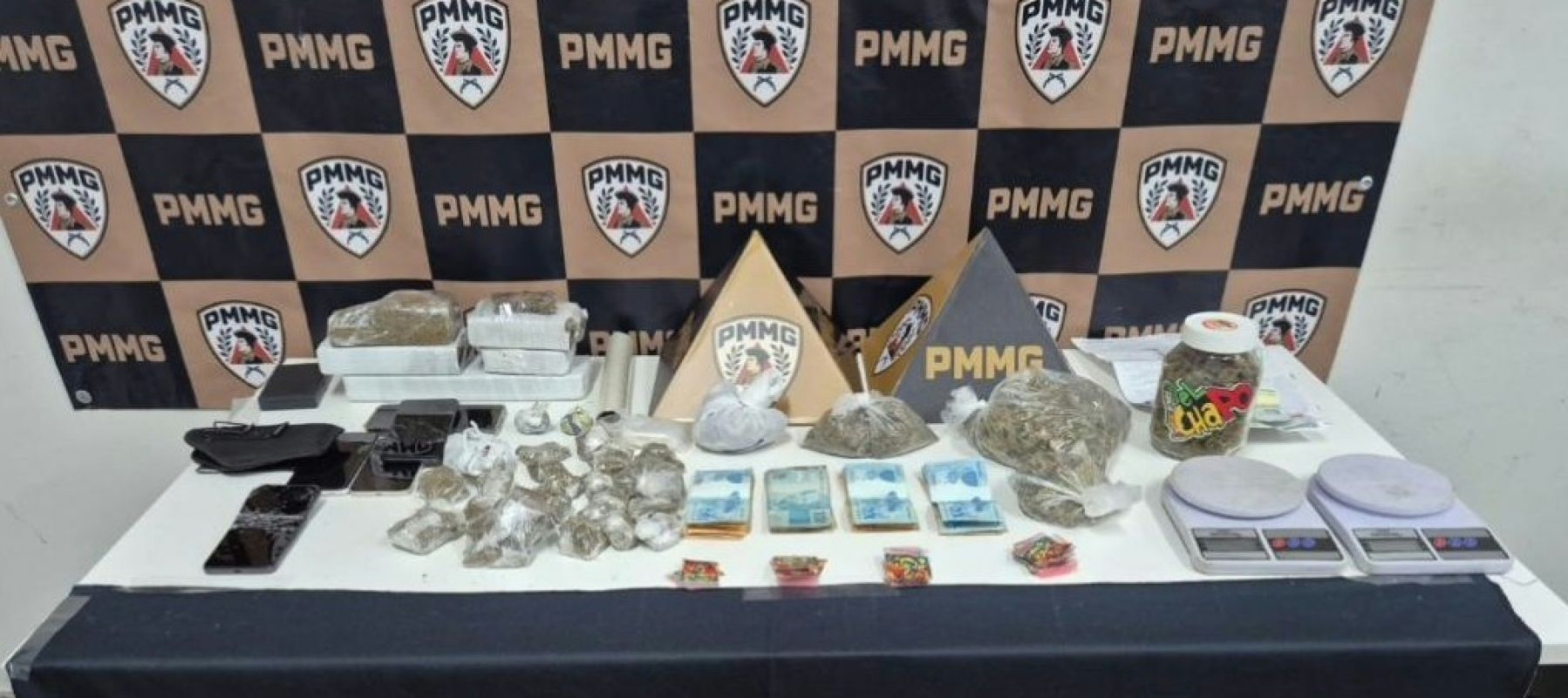 PM apreende drogas e dinheiro em imóveis usados para tráfico no Santa Cruz, em Coronel Fabriciano