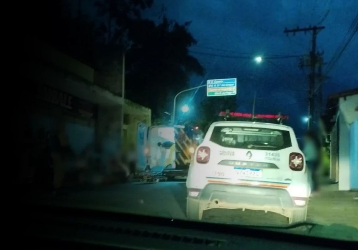 Criança é atropelada por moto ao descer de van escolar em Nova Era