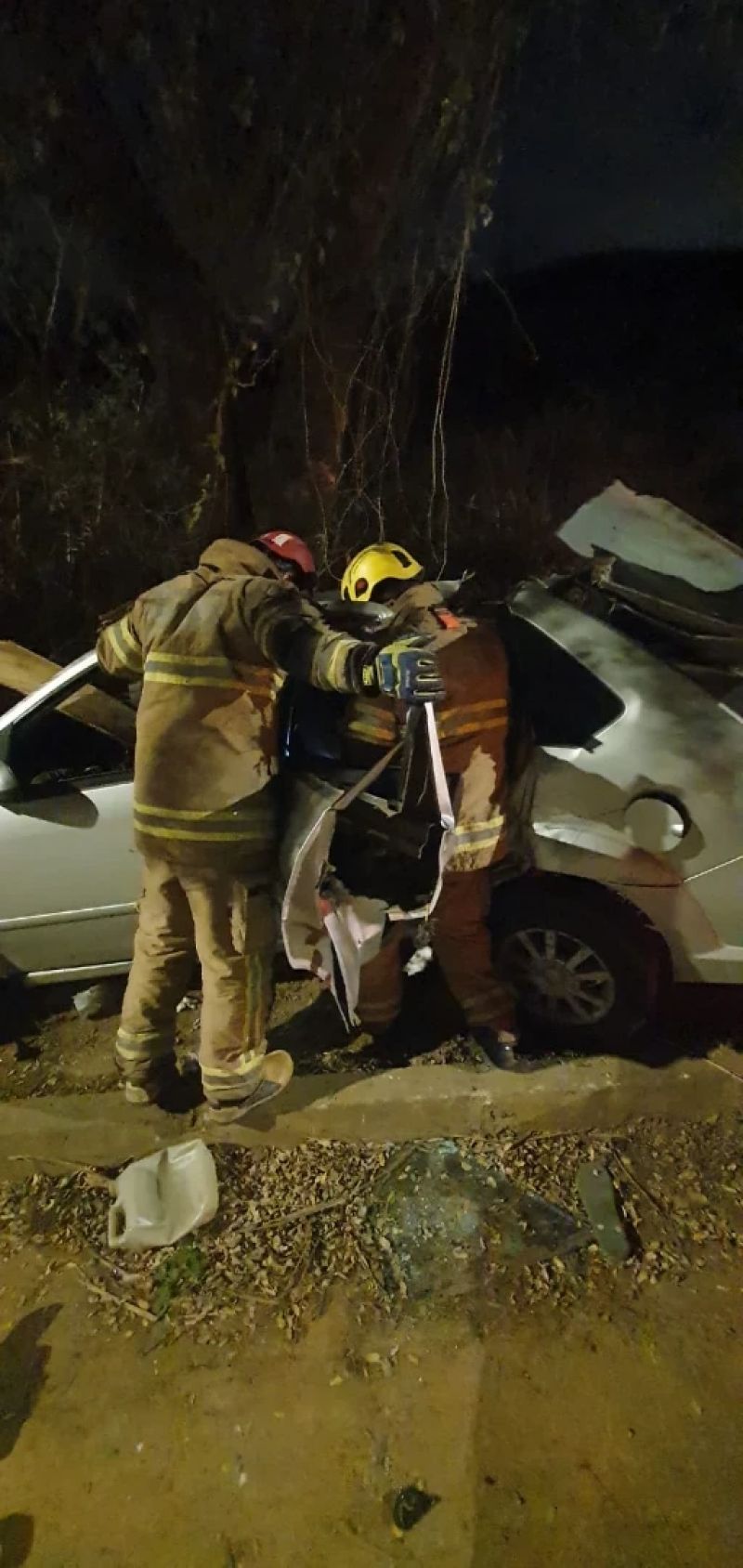  Três pessoas morrem após carro bater em árvore em Coronel Fabriciano