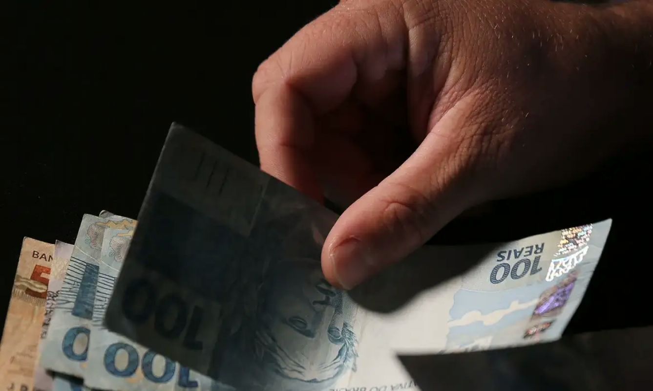 Trabalhadores nascidos em setembro e outubro recebem sexto lote do abono salarial