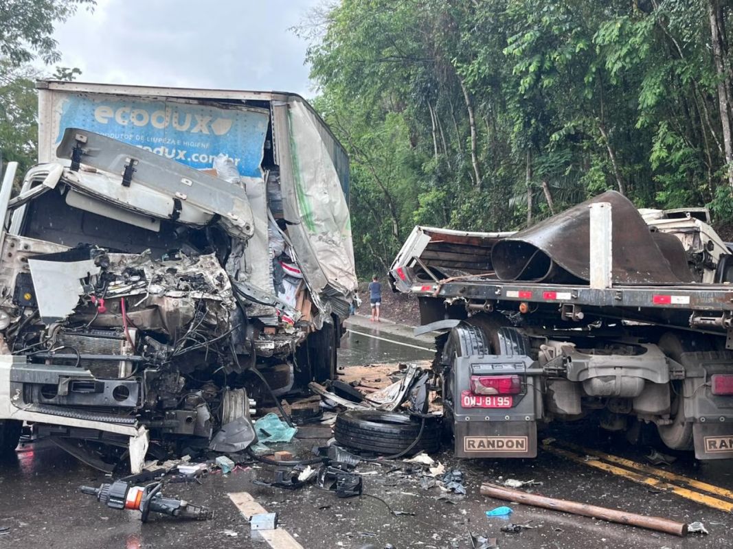 Acidente grave entre carretas interdita a BR-381 nos dois sentidos em São Gonçalo do Rio Abaixo