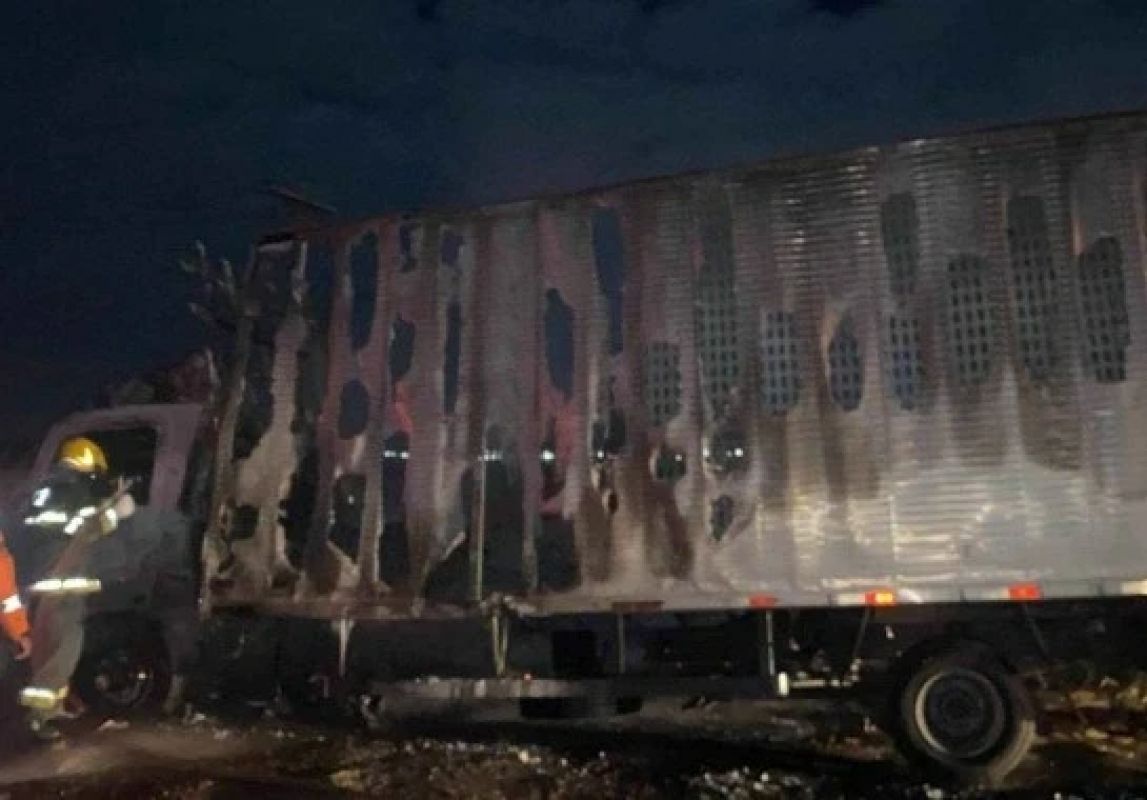 Mistério na BR-050: corpo coberto com cal é encontrado perto de caminhão incendiado
