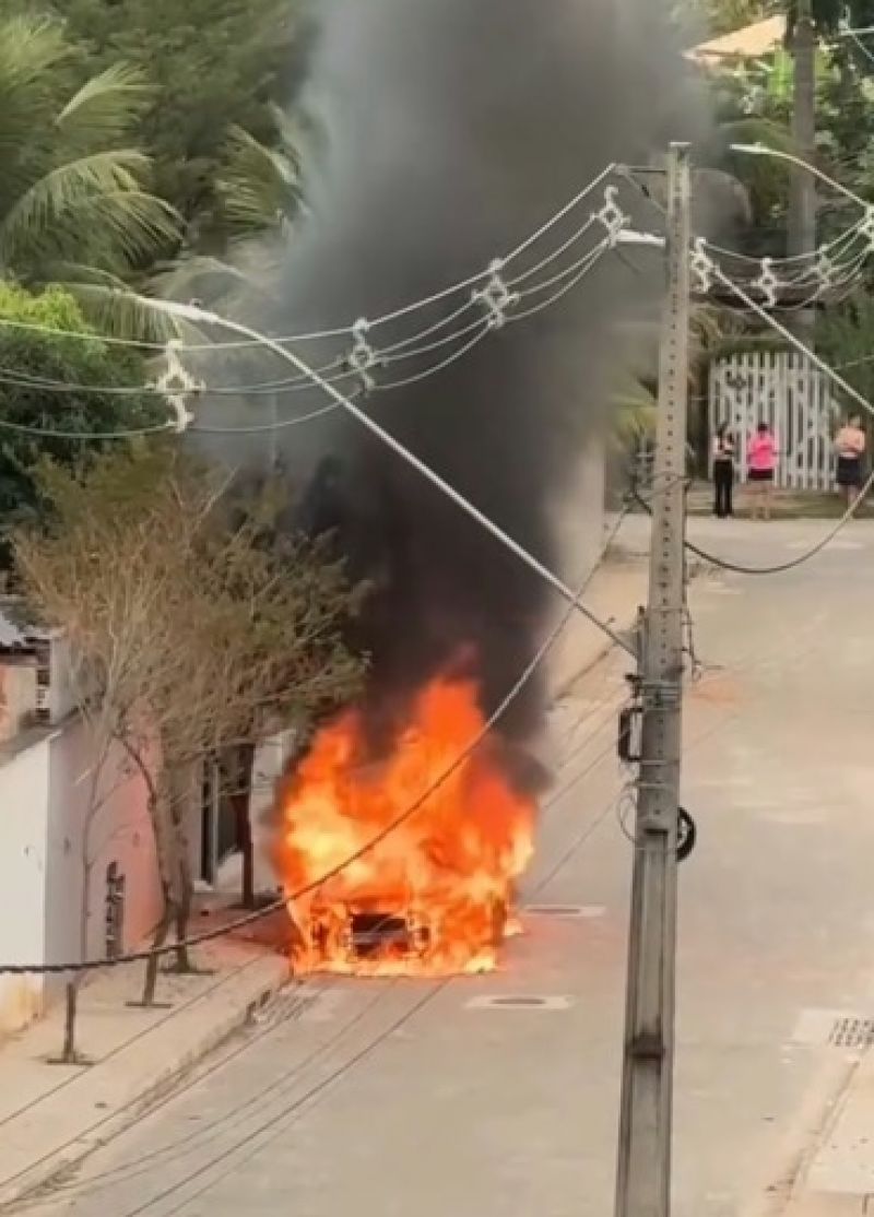 Homem é baleado em posto de combustíveis e tem carro incendiado em Santana do Paraíso