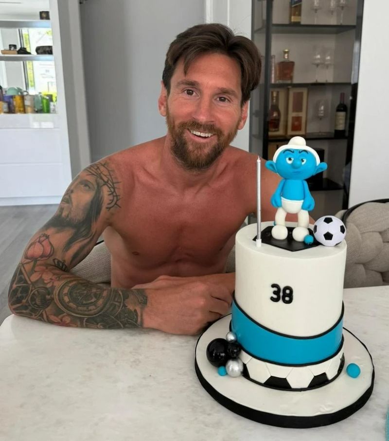 Messi celebra 38 anos com bolo dos Smurfs e reencontro com PSG no Mundial de Clubes