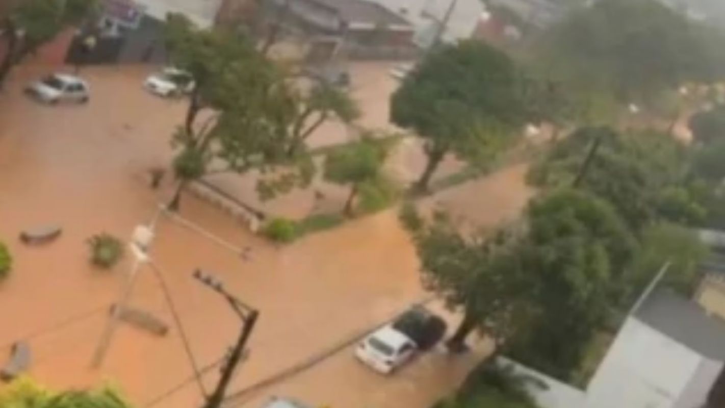 Rio Pomba atinge mais de seis metros e deixa ruas de Cataguases (MG) debaixo d’água