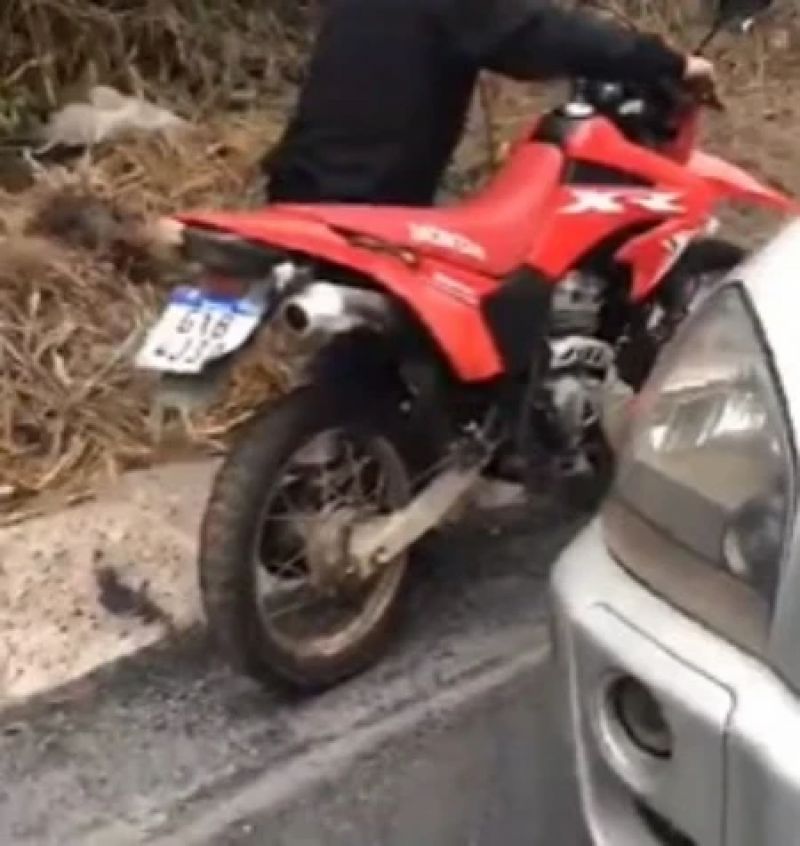 Brita solta causa acidente com moto na BR-381 em Nova Era