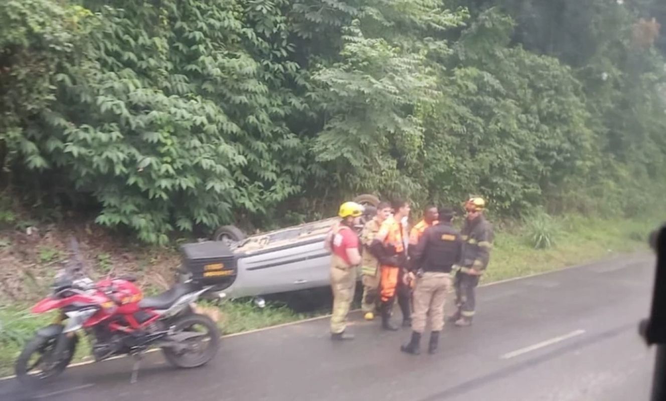 Carro capota em curva próximo ao Hospital Márcio Cunha em Ipatinga