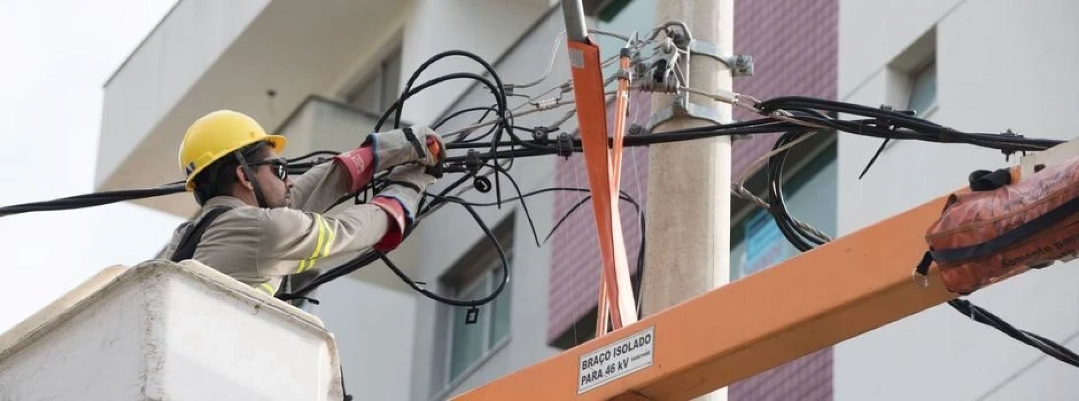 Cemig abre vagas para eletricistas com salário acima de R$ 4 mil