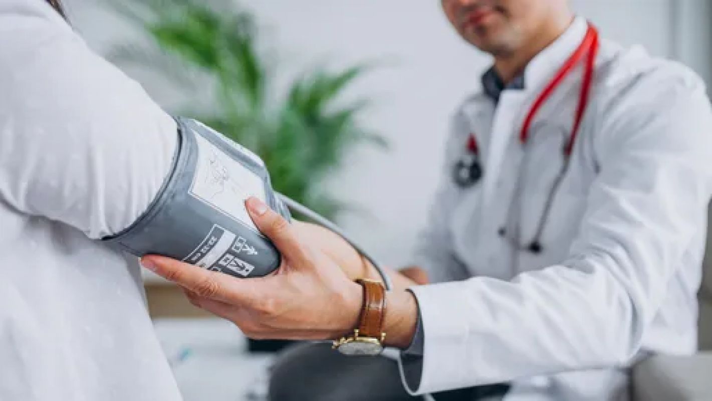 Por que sociedades médicas e estudo científico defendem tratamento mais rigoroso para pressão alta?