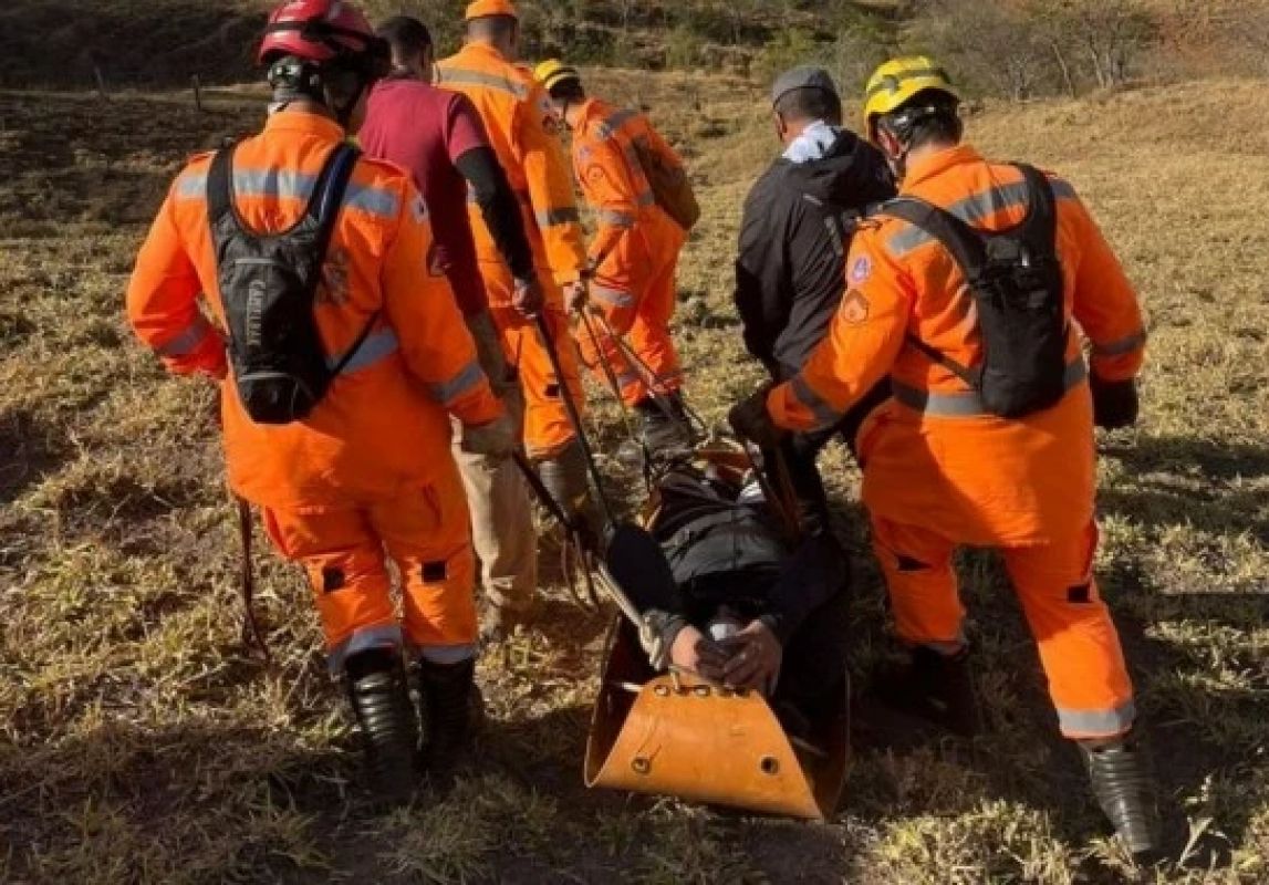 Homem de 46 anos cai de parapente e é resgatado em mata fechada em Patos de Minas