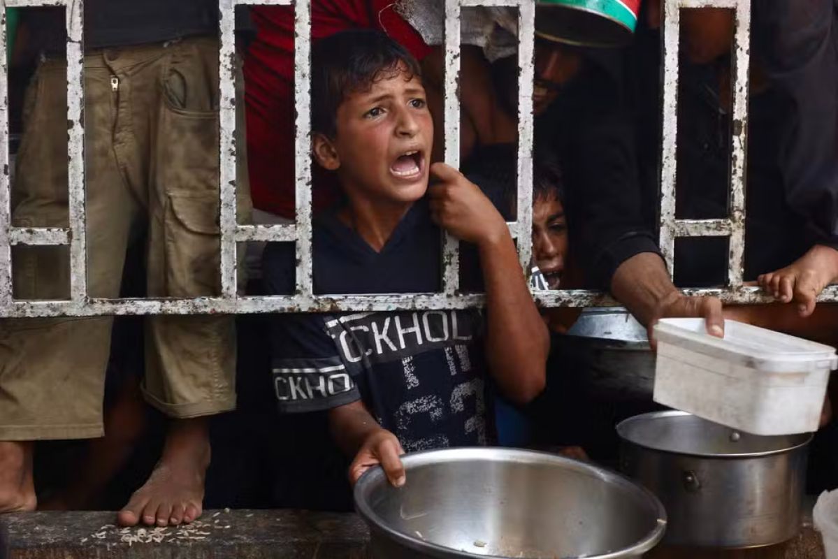 Pressionado, Israel volta a permitir ajuda humanitária aérea em Gaza; palestinos enfrentam desnutrição e 'fome em massa'