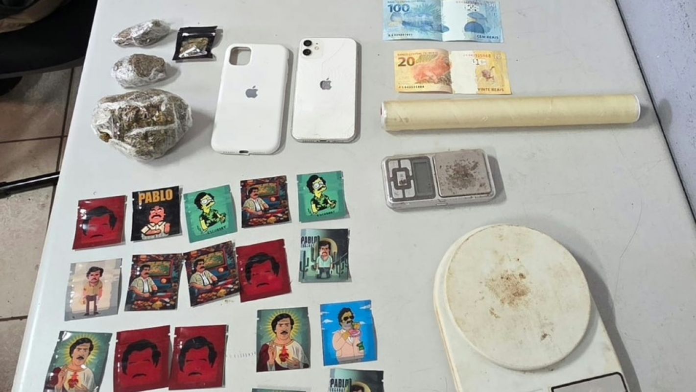 **PM apreende maconha com imagem de Pablo Escobar vestido de Jesus em Patos de Minas; adolescente é levado à delegacia**