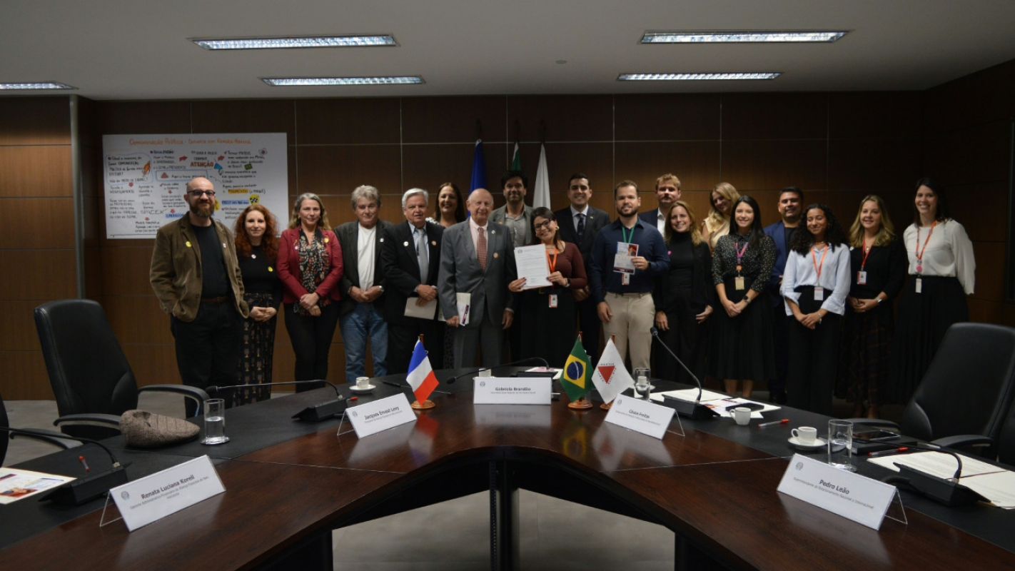 Servidores de Minas terão desconto em cursos de francês após parceria com Aliança Francesa