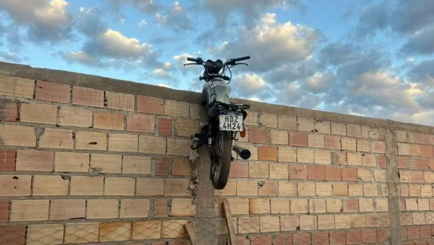 Tentativa de roubo termina com moto pendurada em muro em Minas