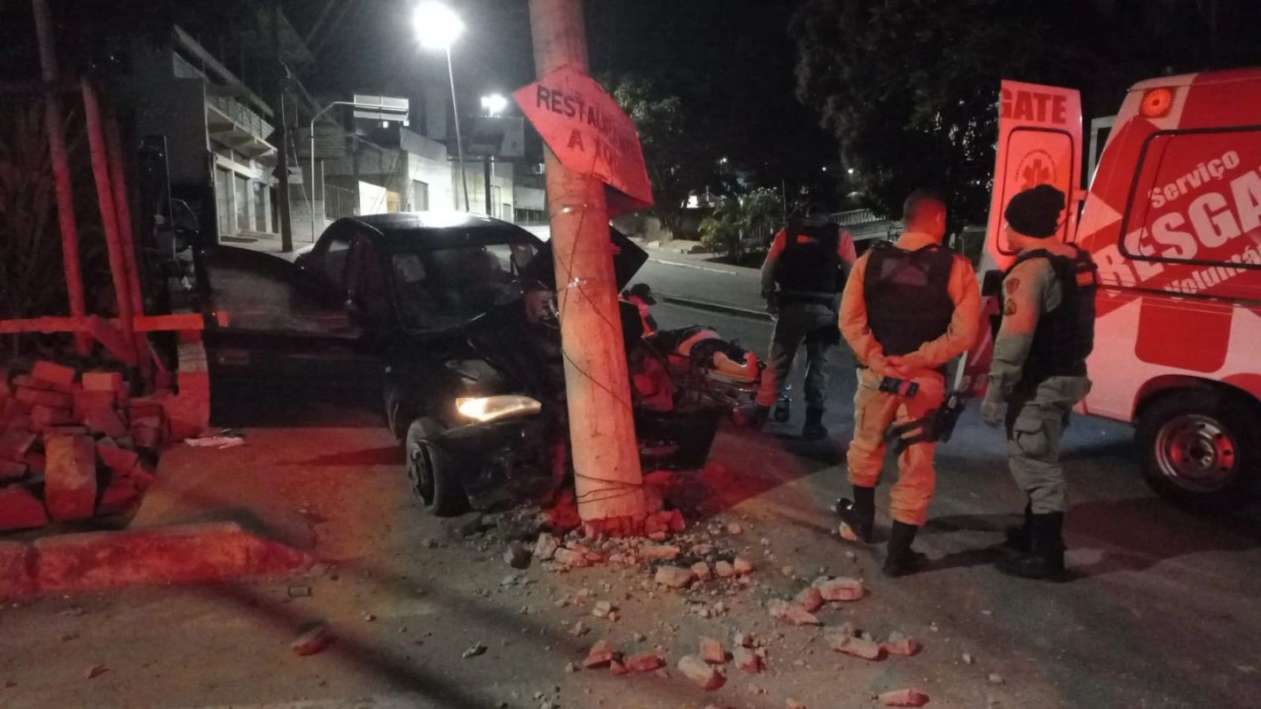 Motorista perde controle e colide em poste durante a madrugada em João Monlevade