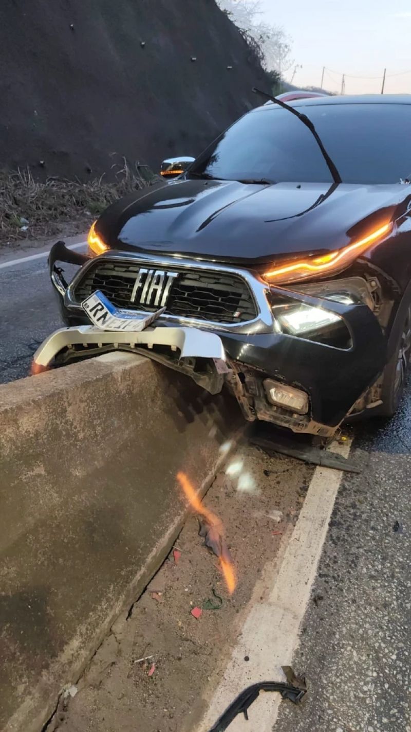 Vídeo: Carro bate em mureta na entrada de túnel da BR-381, em Antônio Dias, e deixa três feridos