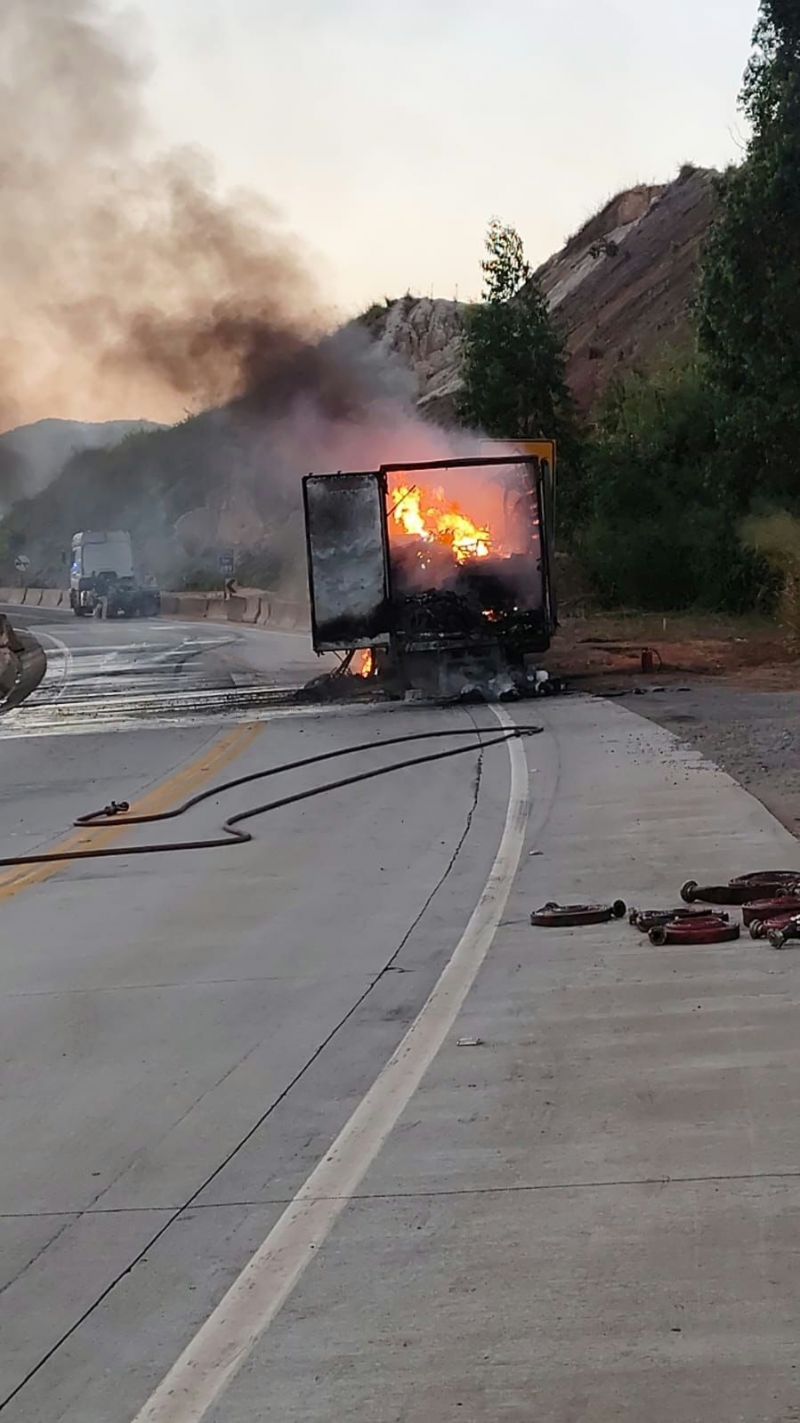 Carreta pega fogo e interdita trecho da BR-381 em Antônio Dias